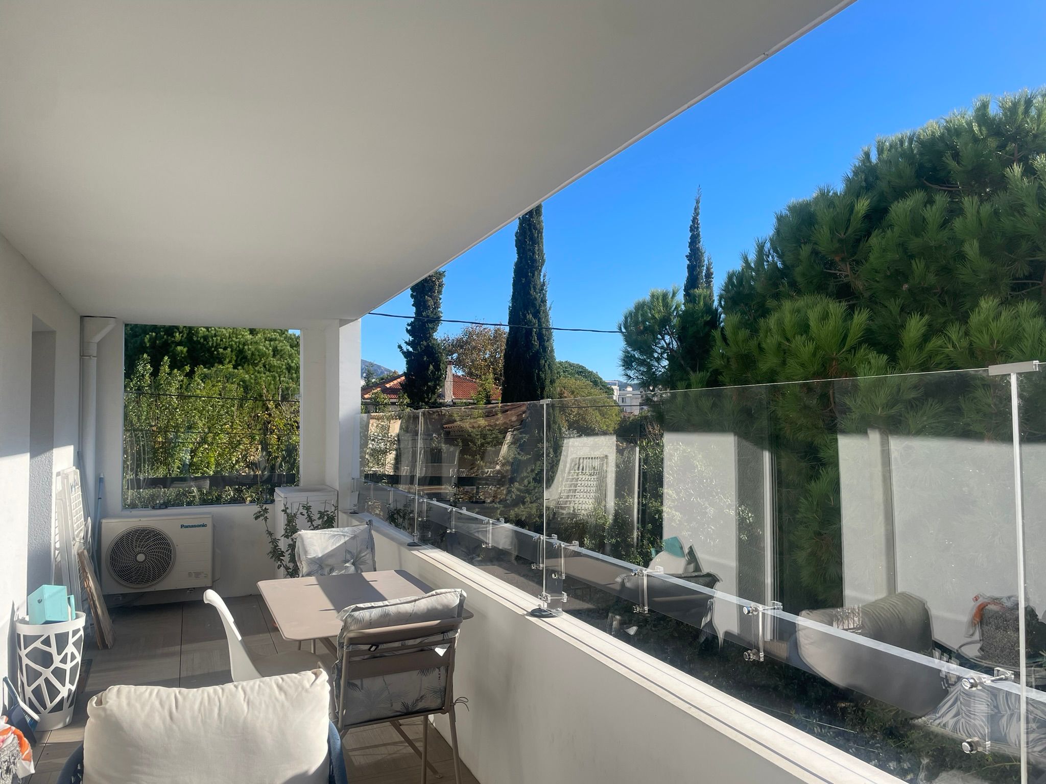 Panneau de protection transparent posé sur un balcon
