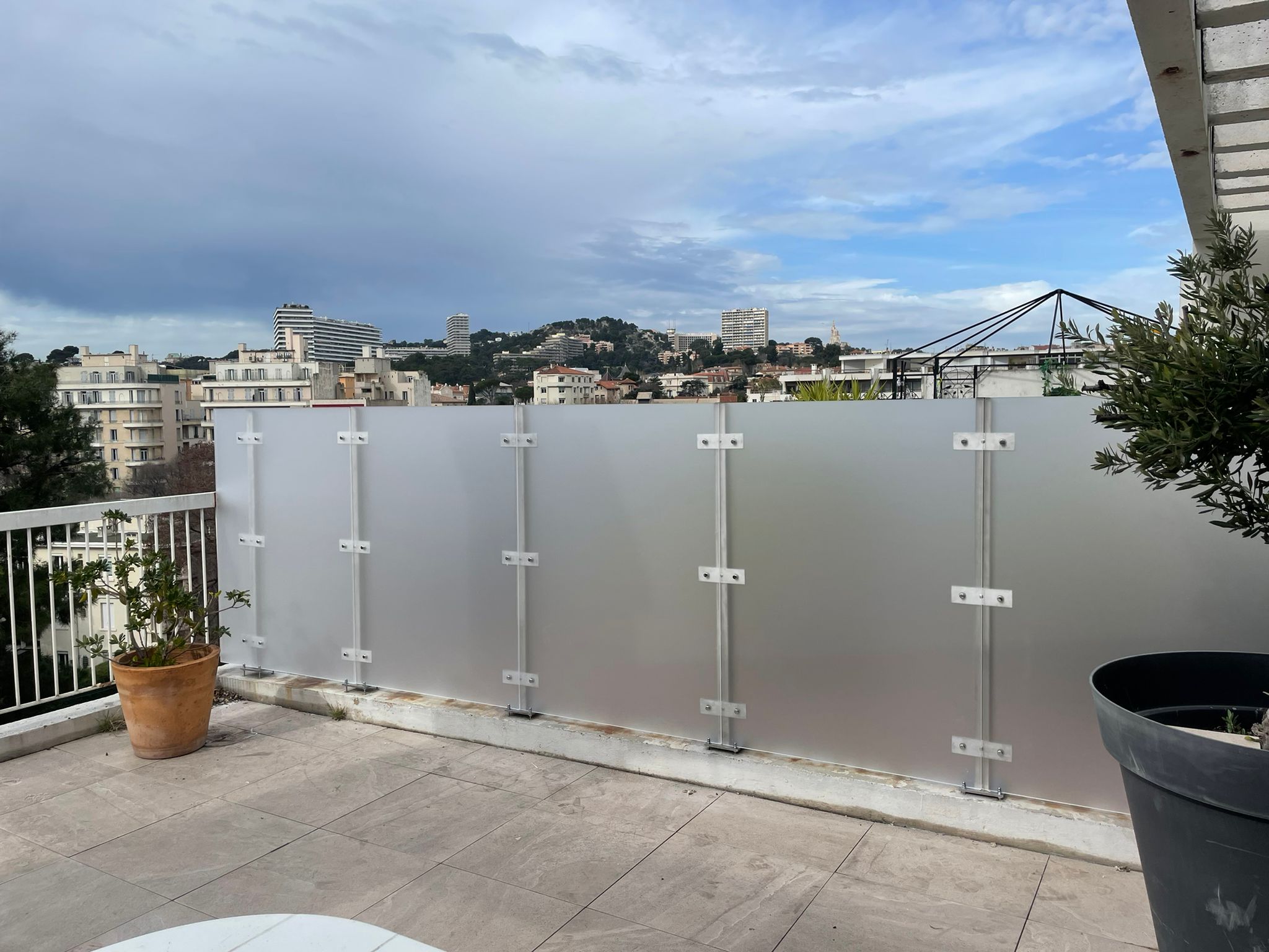 Terrasse d'appartement protégée du vent par des panneaux transparents