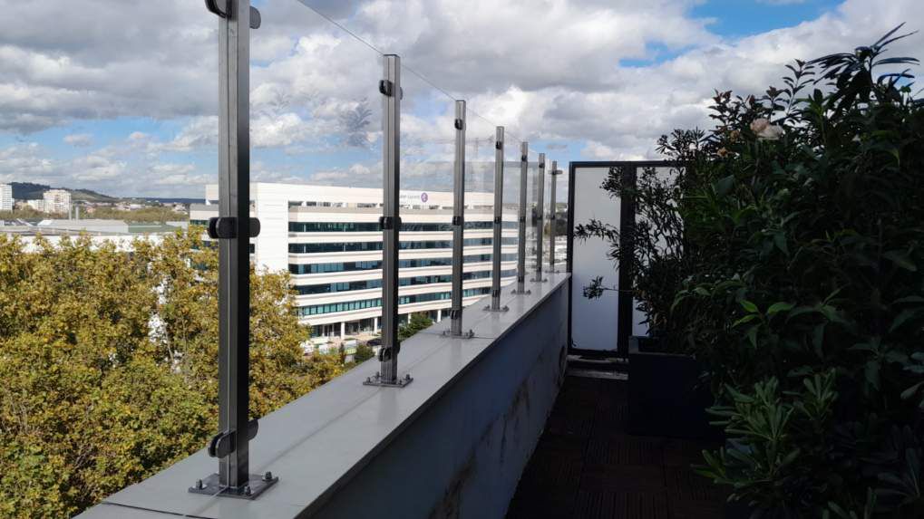 Balcon protégé par un panneau en plexiglas transparent, vue conservée