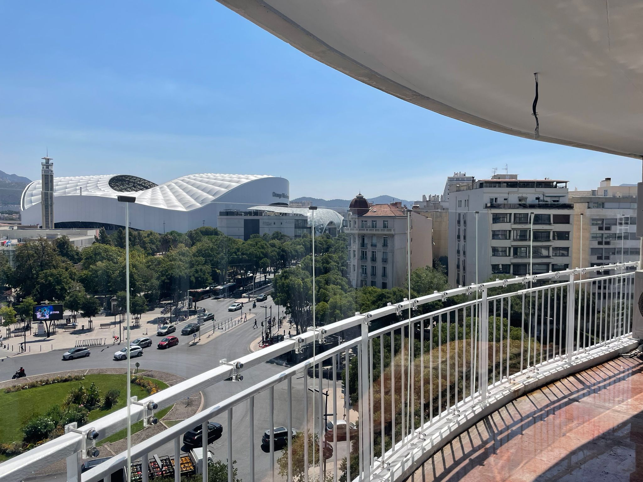 Garde-corps de balcon rehaussé par un panneau transparent