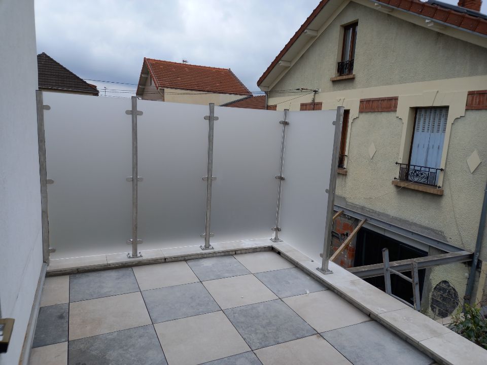 Balcon isolé du vis-à-vis par un panneau en plexiglas opaque