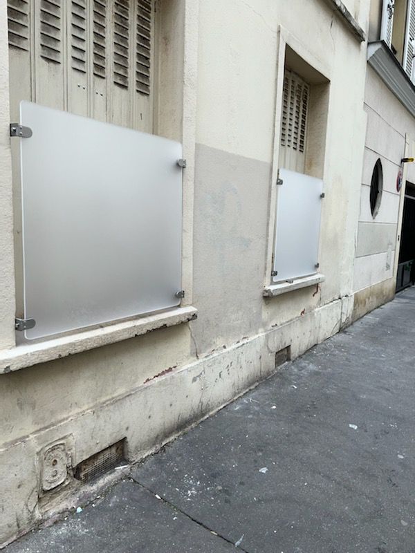 Protection de fenêtre en plexiglas pour logement en hauteur