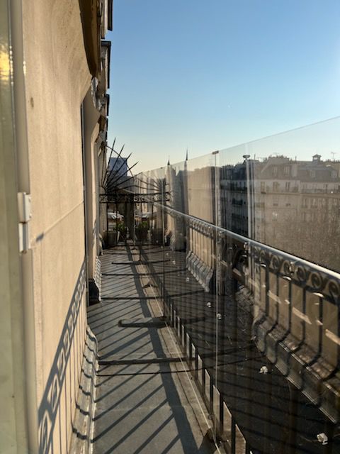Balcon protégé du vent et du vis-à-vis par des panneaux transparents