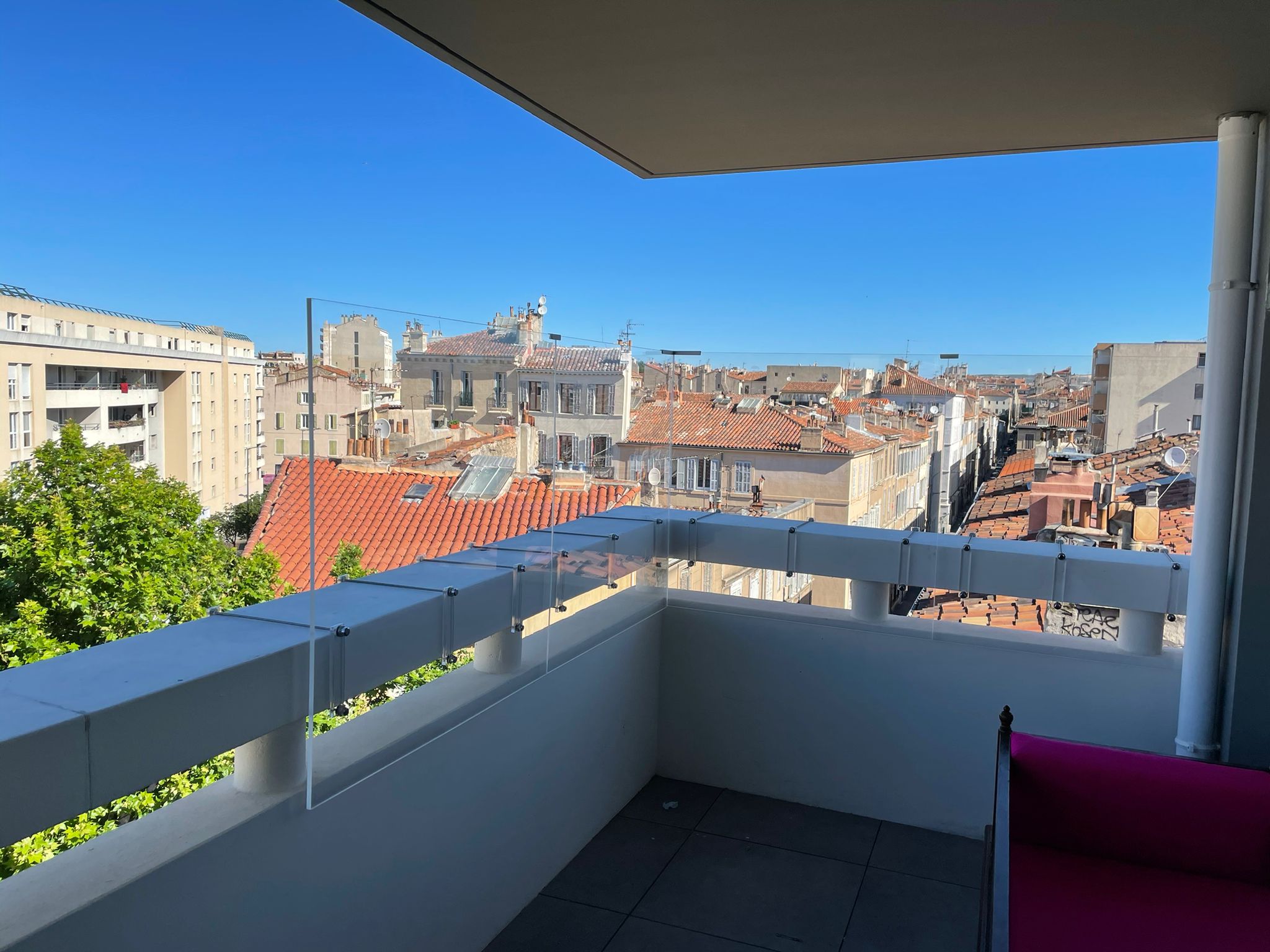 Panneau en plexiglas sur-mesure posé sur un balcon en Île-de-France