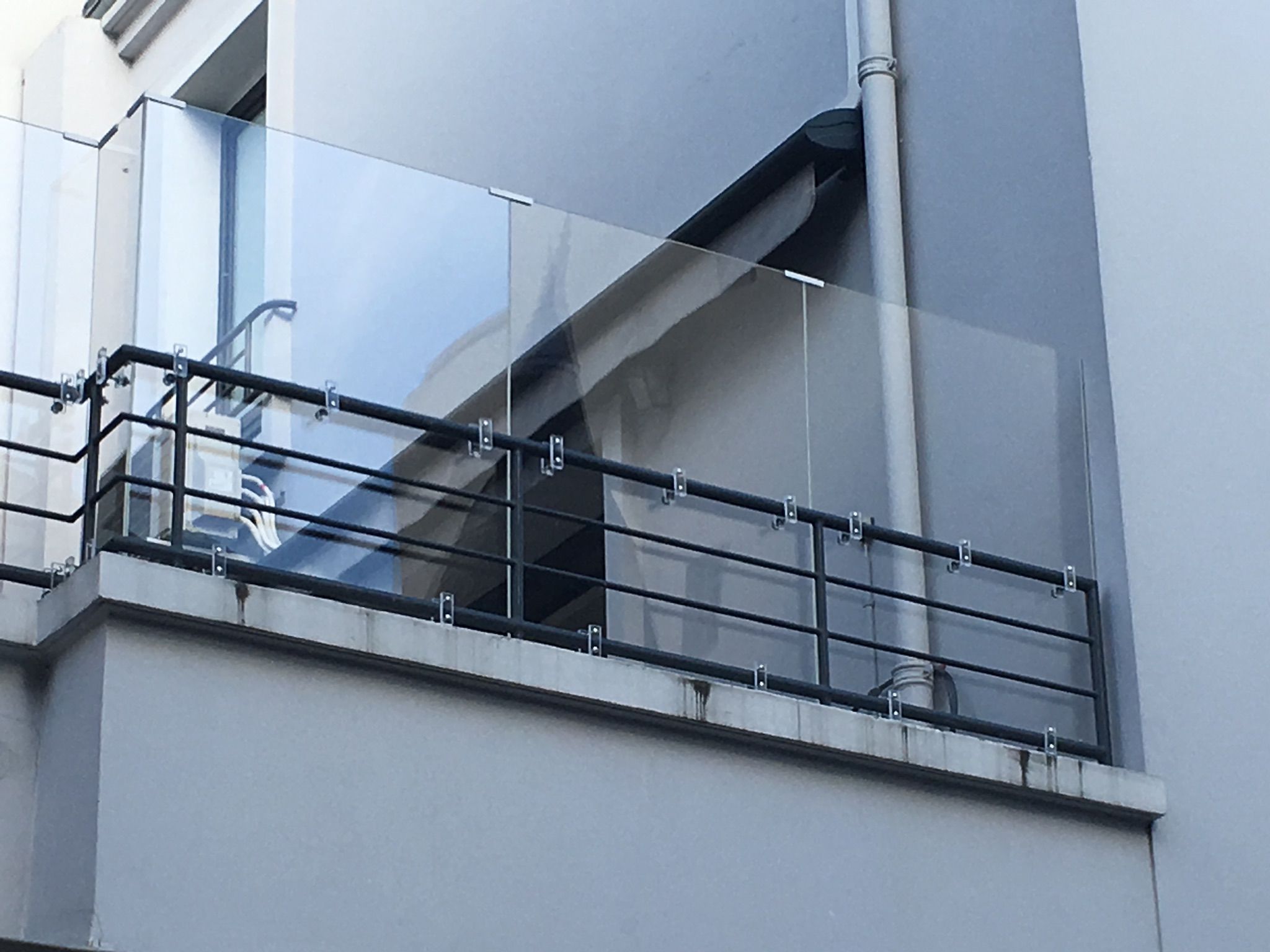 Vitrage sur mesure posé sur un balcon