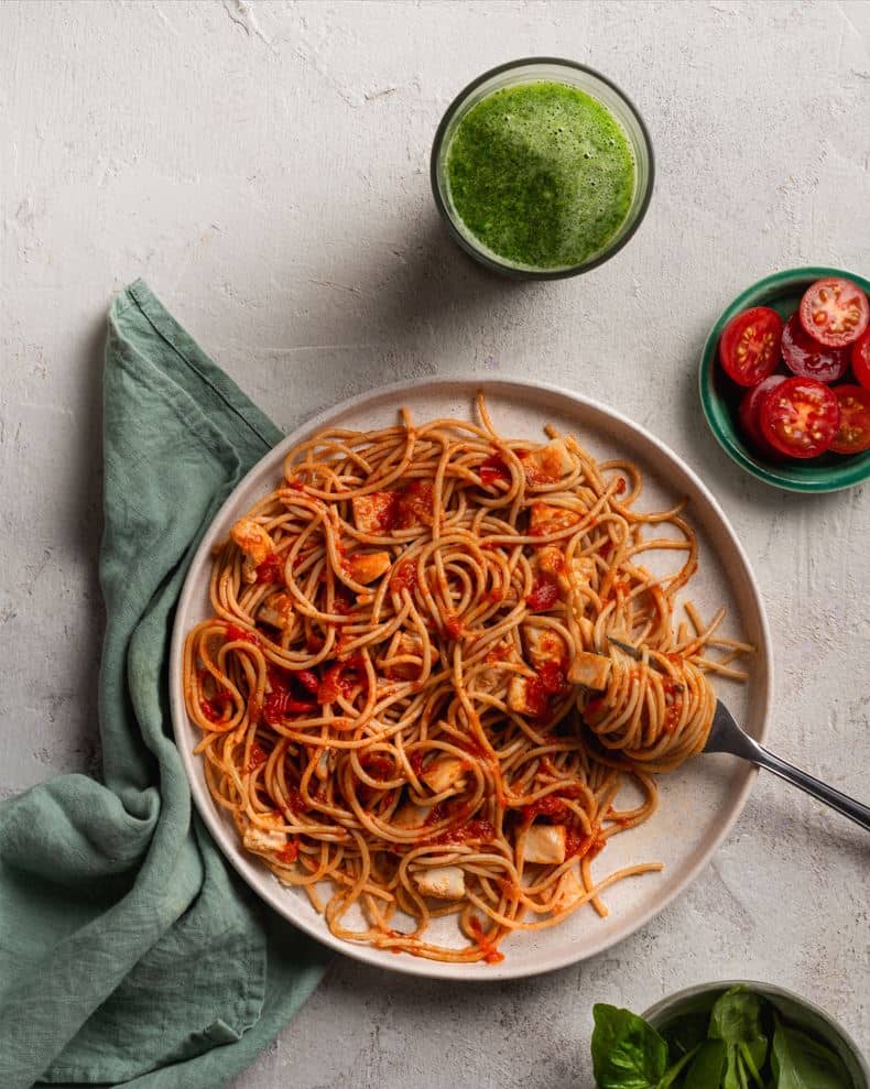 Fideos integrales con cubos de pollo y salsa