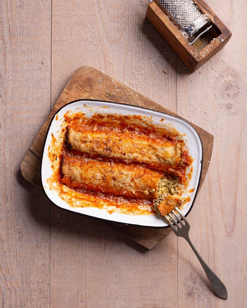 Canelones de acelga y ricota con salsa de tomate, opción nutritiva para niños.