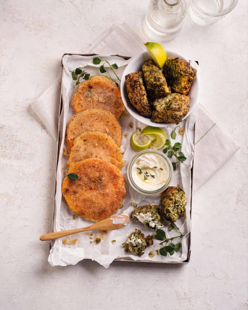 Medallones de calabaza suaves y dulces acompañados de croquetas de verdura al horno