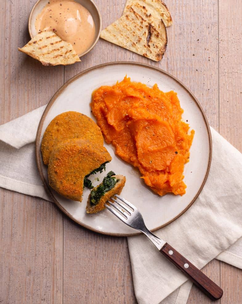 Milanesa de soja con acelga y puré de calabaza.