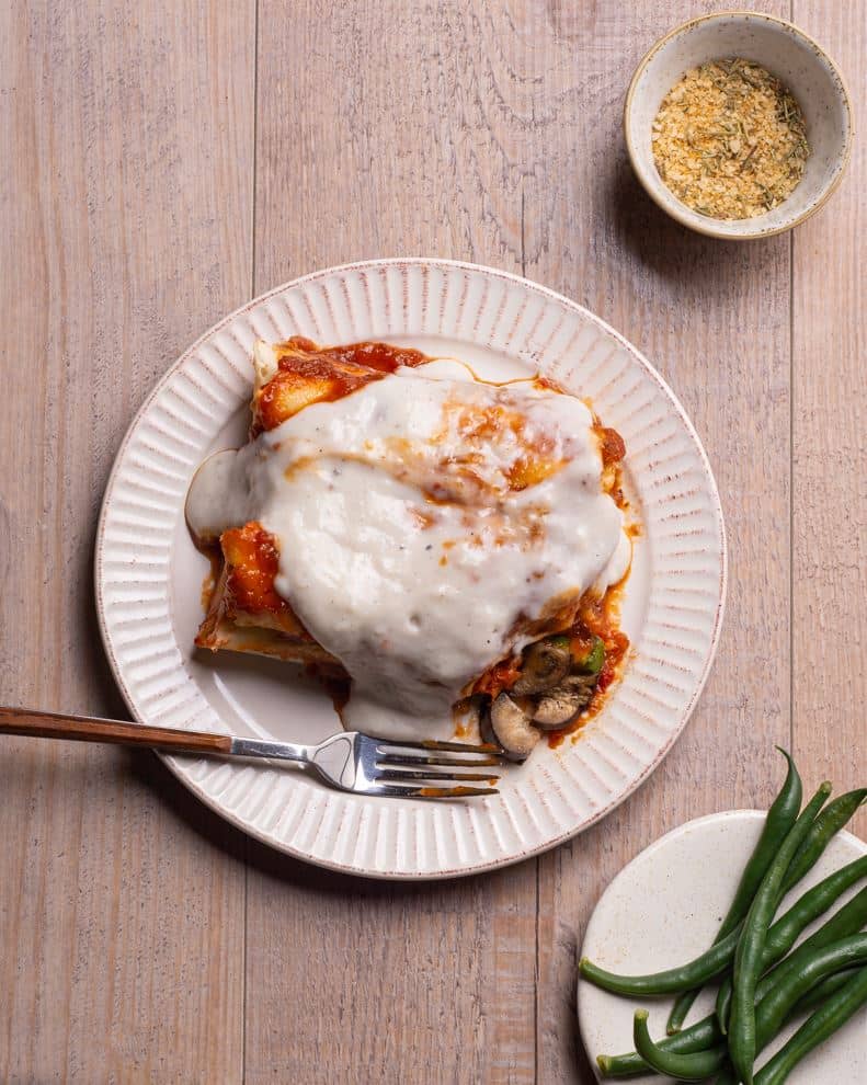 Lasagna vegetariana con capas de vegetales y salsa de tomate