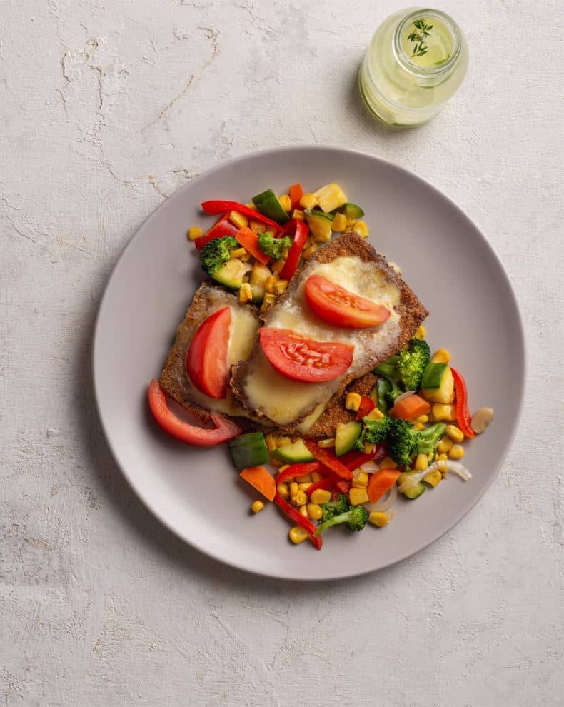 Milanesa de berenjena napolitana con vegetales al horno