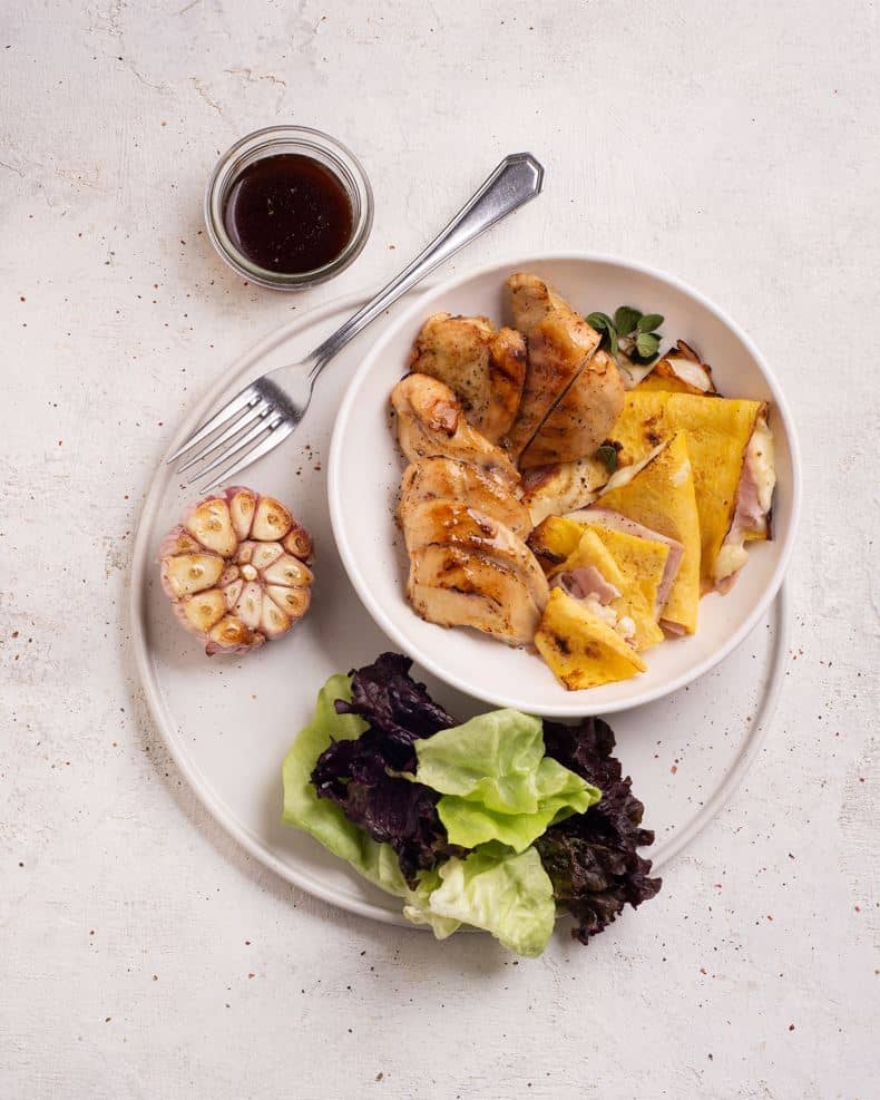 Pechugas a la plancha con omelette, opción alta en proteínas y sin harinas.