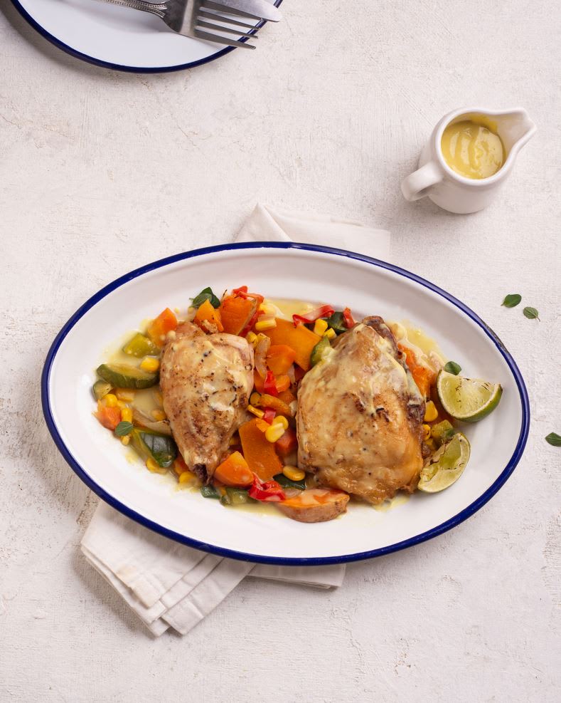 Pollo al horno a la mostaza con verduras, bajo en grasas y rico en beta-carotenos