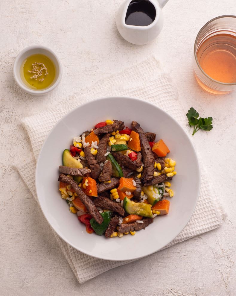 Wok de carne con vegetales bajos en carbohidratos.