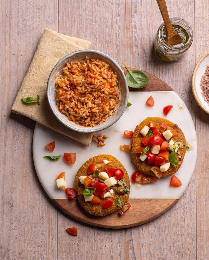 Milanesa de soja con ensalada caprese y arroz integral.