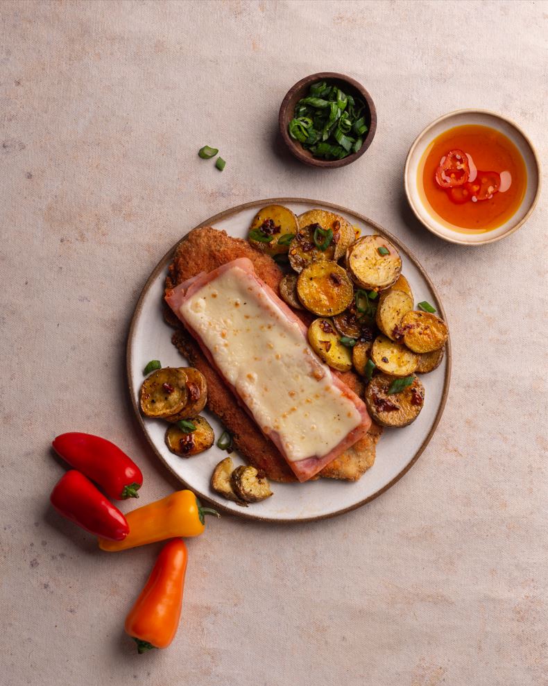 Suprema napolitana con papas bravas