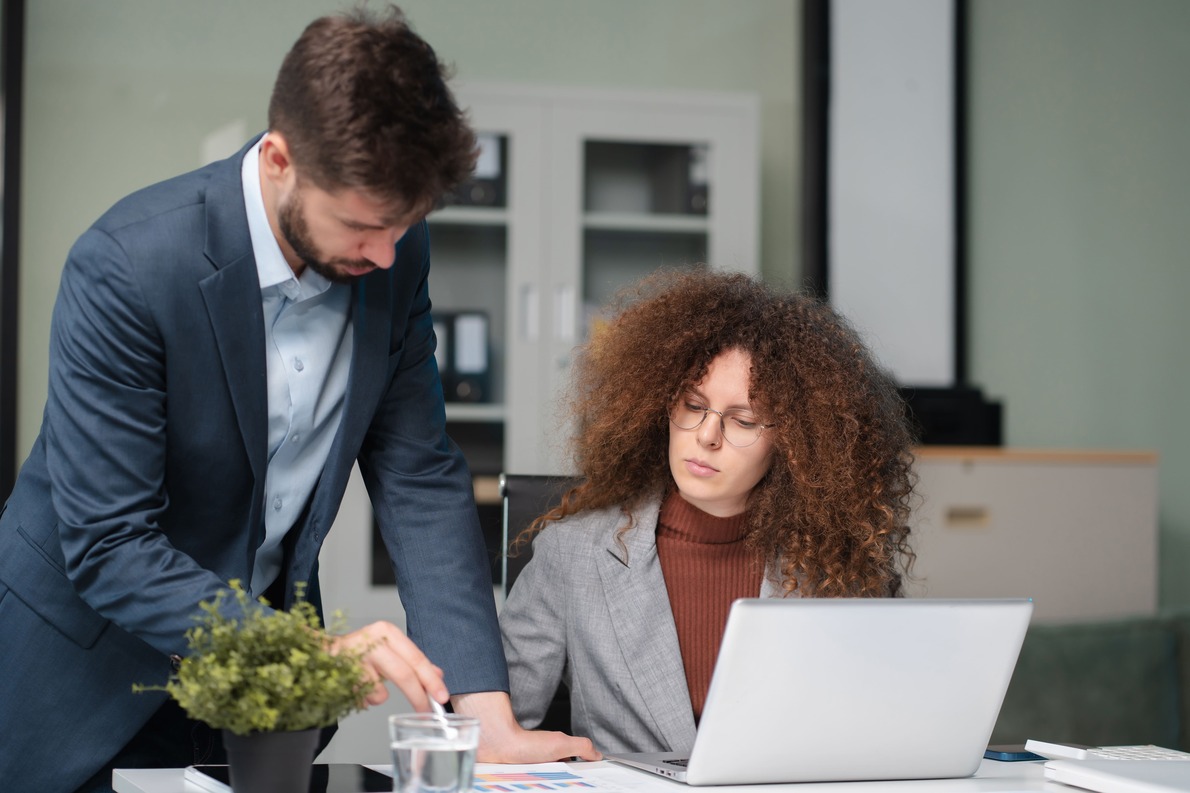 mikromenedzser ellenőrzi az alkalmazottat munka közben