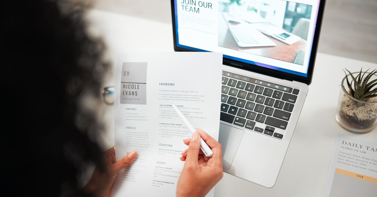  önéletrajz erősségek listája egy laptop képernyőjén