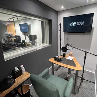 AKA Design ProVoice V1 Modulbasert podcastbord i eik med sort akustikkinnlegg