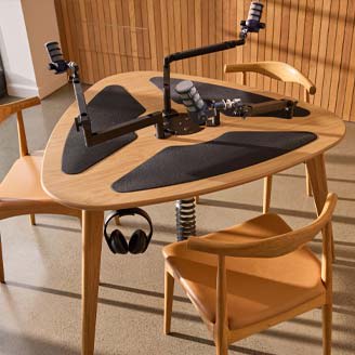 AKA Design ProVoice V3 Podcastbord 3 personer i eik med sort akustikkinnlegg