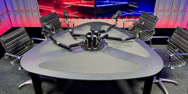 AKA Design ProVoice V6 Podcastbord 4-6 Pers i Sort Eik med Sort Akustikkinnlegg