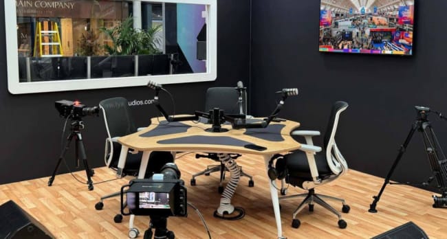 AKA Design ProVoice V4 Podcastbord, 3-4 pers i sort eik med sort akustikkinnlegg