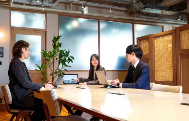 会議室で打ち合わせの風景