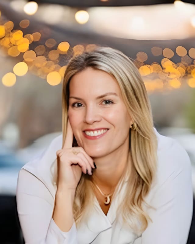 Jennifer W Fractional CRO profile image