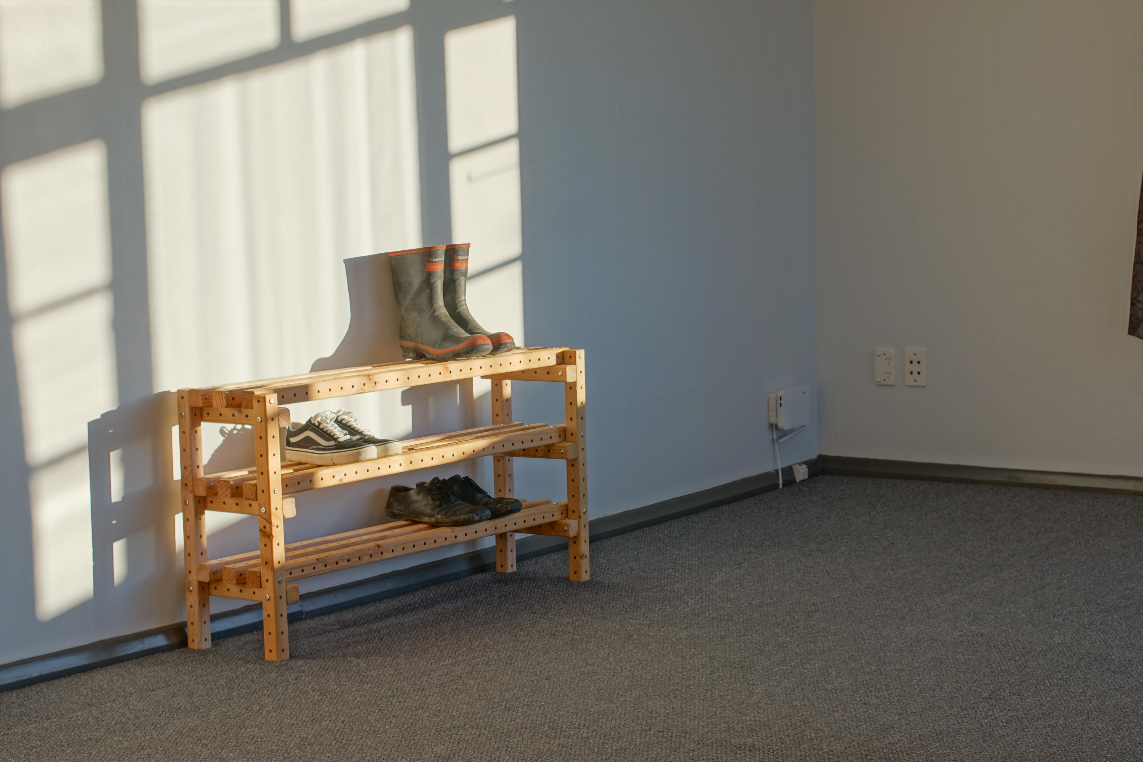 Grid beam shoe rack