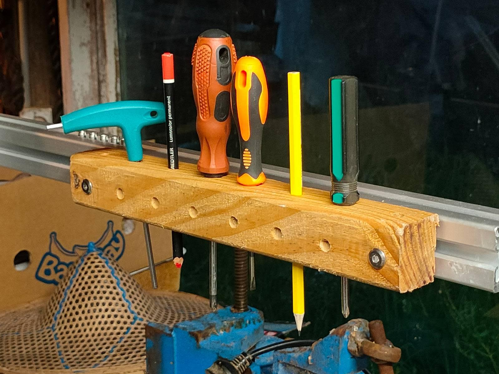 Simple tool holder