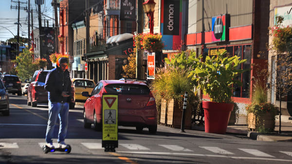 La rue Notre-Dame dans l'arrondissement Lachine à Montréal.