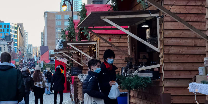 Clients à un kiosque du Grand marché de Noël