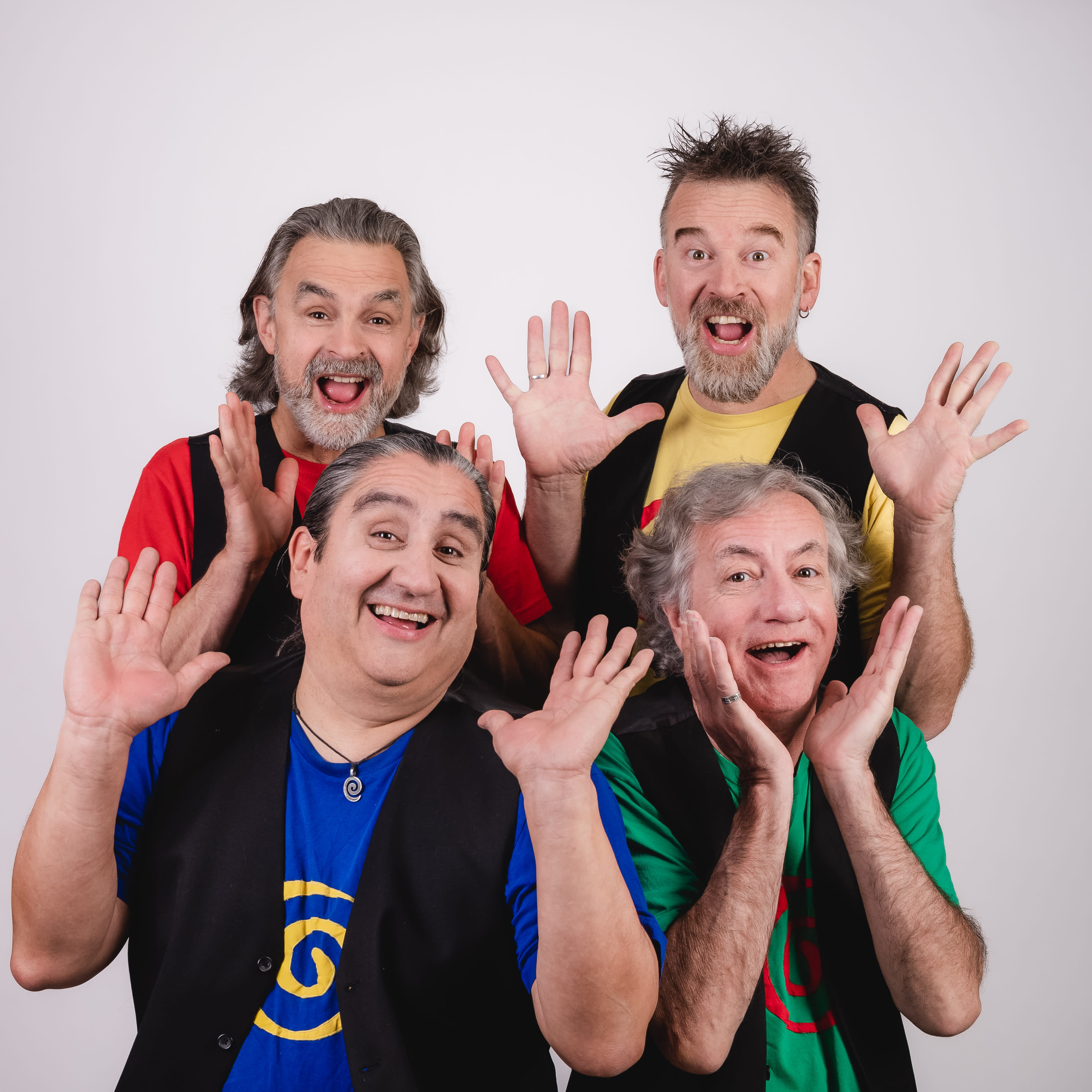 Les quatre musiciens des Petites Tounes font une mimique comique.