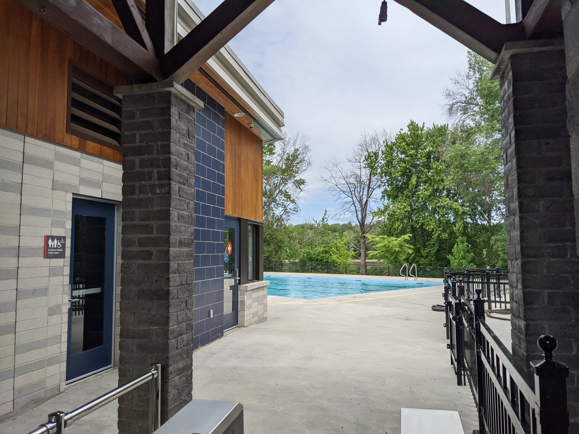 Public outdoor pools and splash pads in PierrefondsRoxboro Ville de