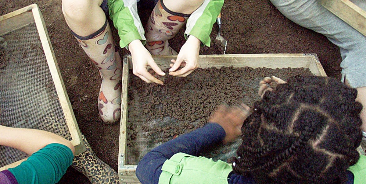 Fouille archéologique effectuée par des enfants