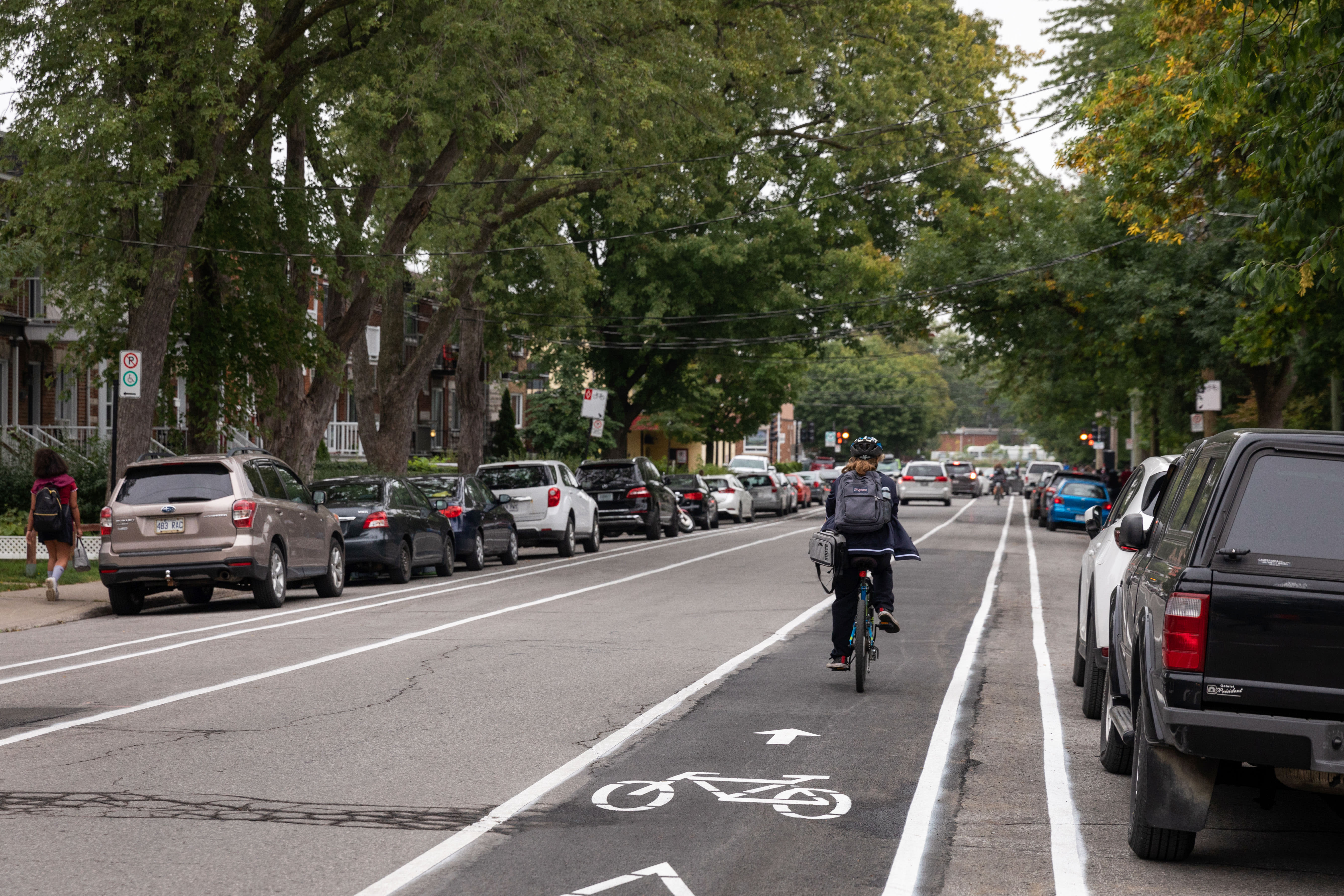 Une cycliste utilise la nouvelle piste cyclable sur le boulevard Lapointe
