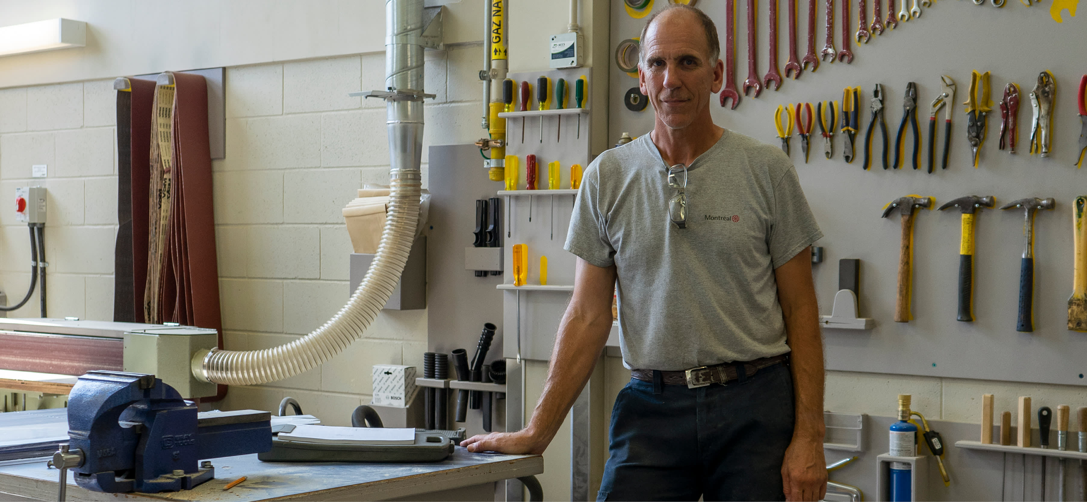 François Arsenault, menuisier à Ville-Marie, dans son atelier