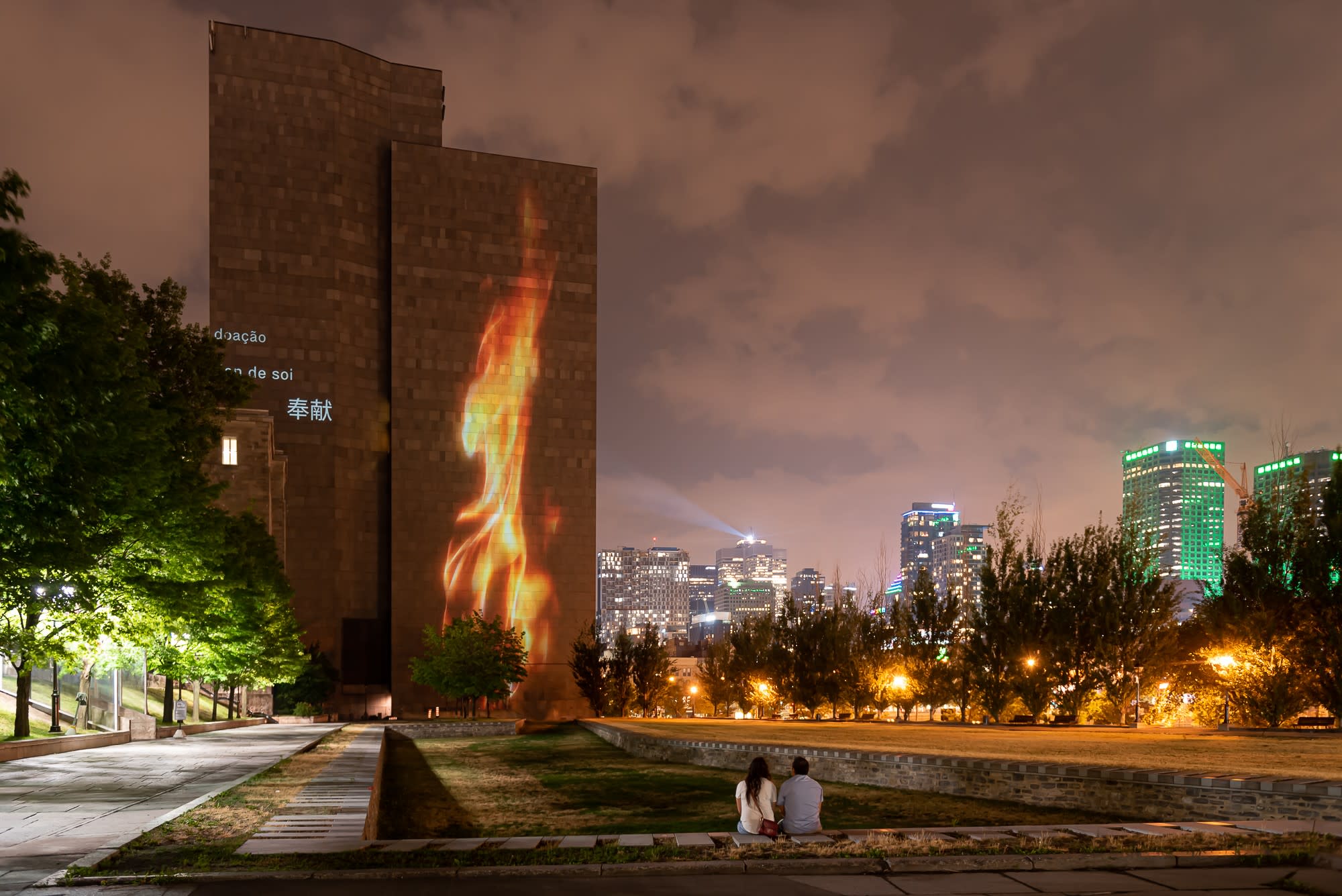 Projection d'une flamme lors du parcours Hommage à notre humanité