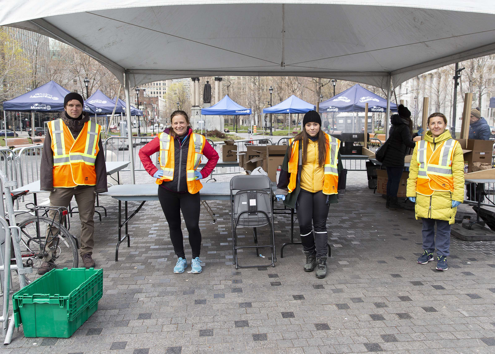 Une équipe de volontaires de la Ville de Montréal au centre de distribution de nourriture situé à la place du Canada