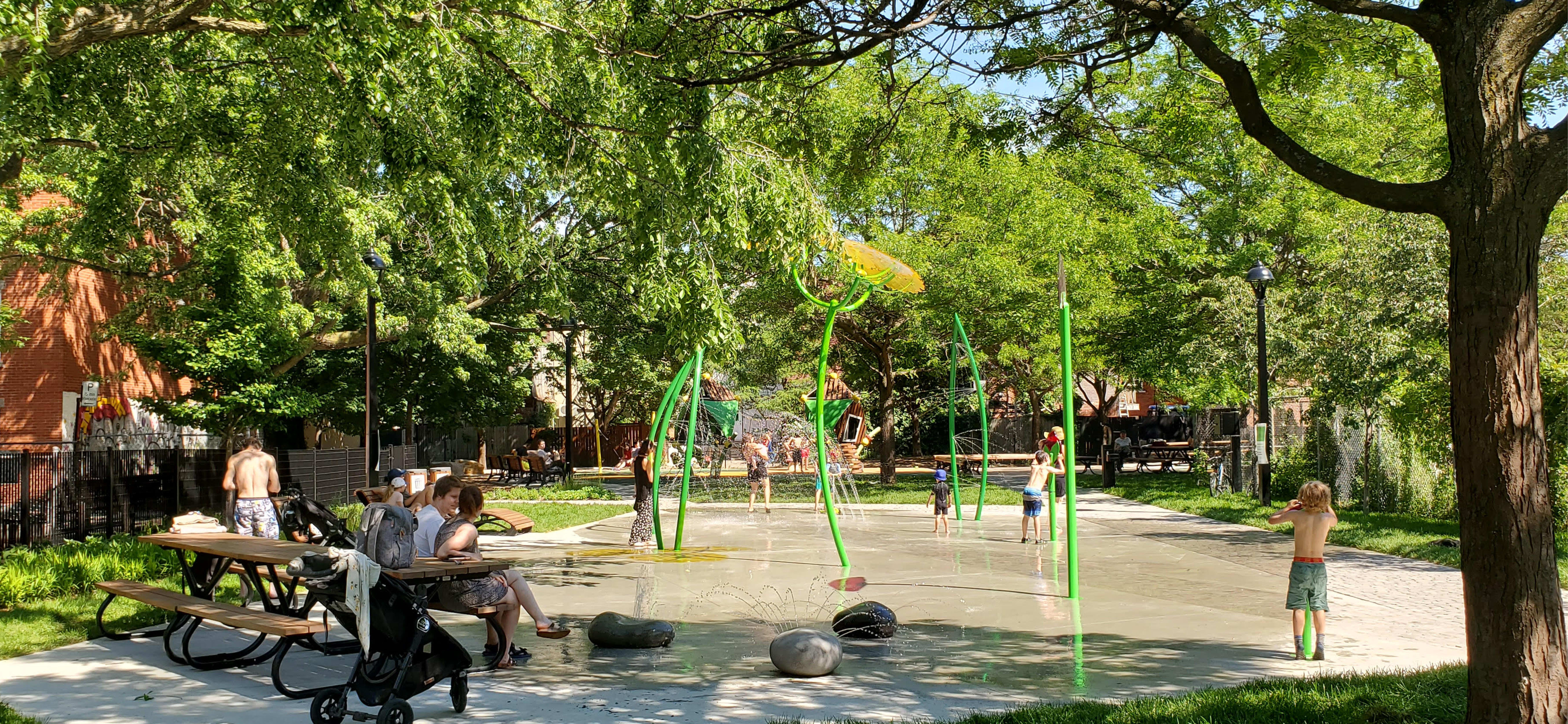 Jeux d'eau du parc Sainte-Marie dans Ville-Marie à Montréal