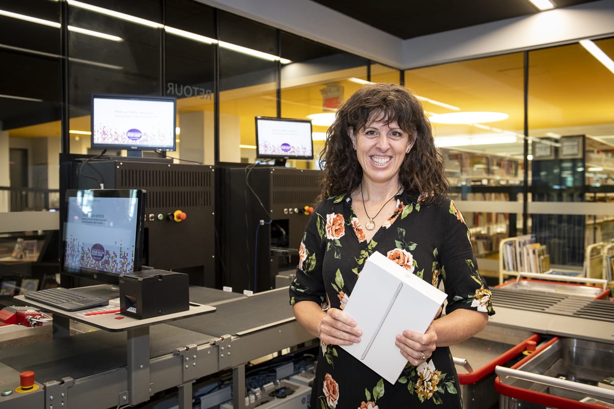 Photo de G. Lacroix-Brisson, grande gagnante du concours Nommez le robot de retour automatisé de la bibliothèque d'Ahuntsic