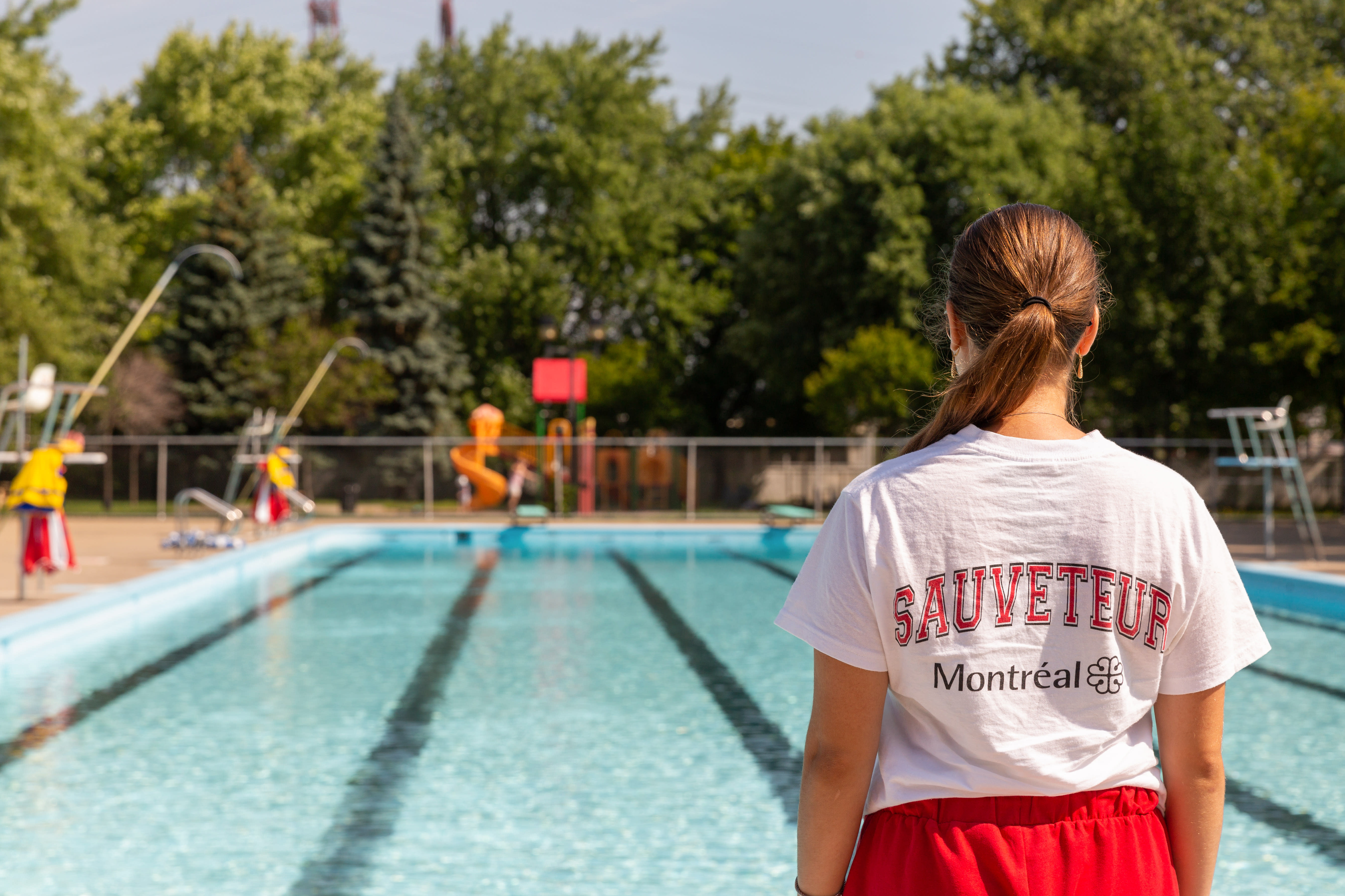 Sauveteur devant une piscine
