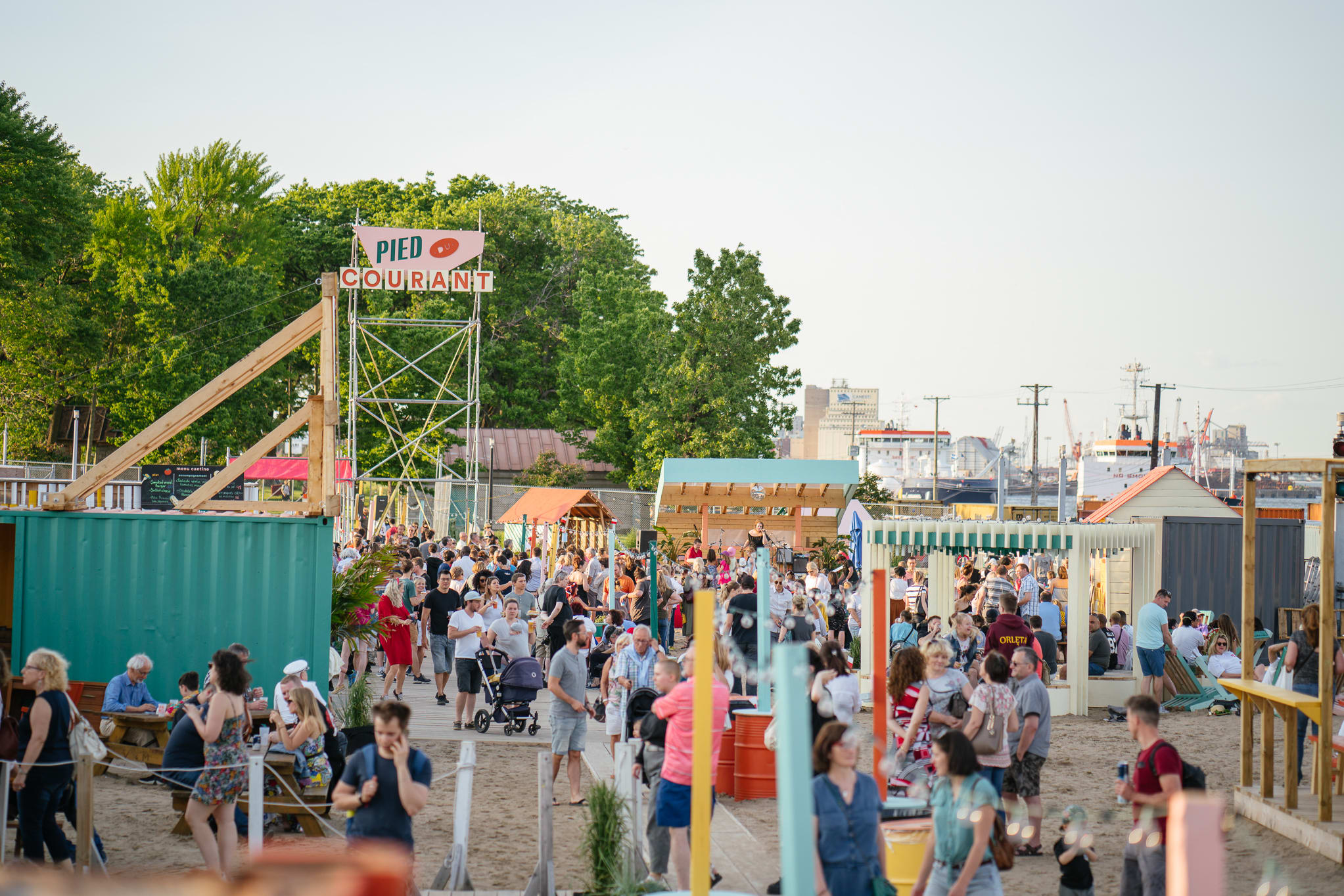 Foule en été au Village au Pied-du-Courant
