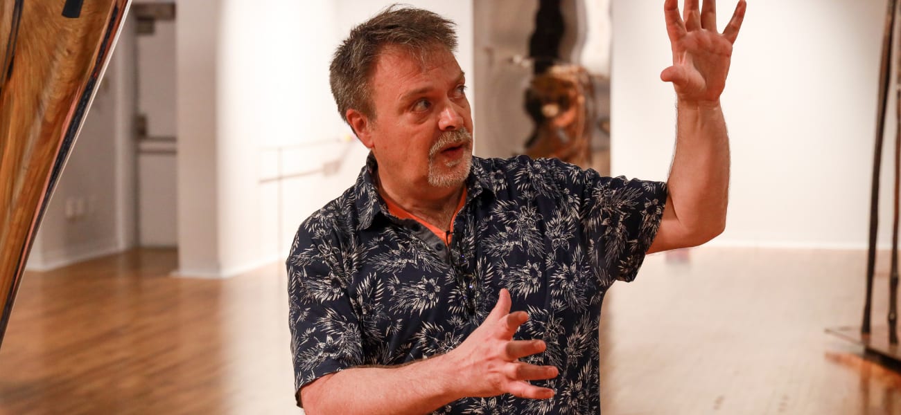 Marc-Alain explique les oeuvres en encourageant le dialogue