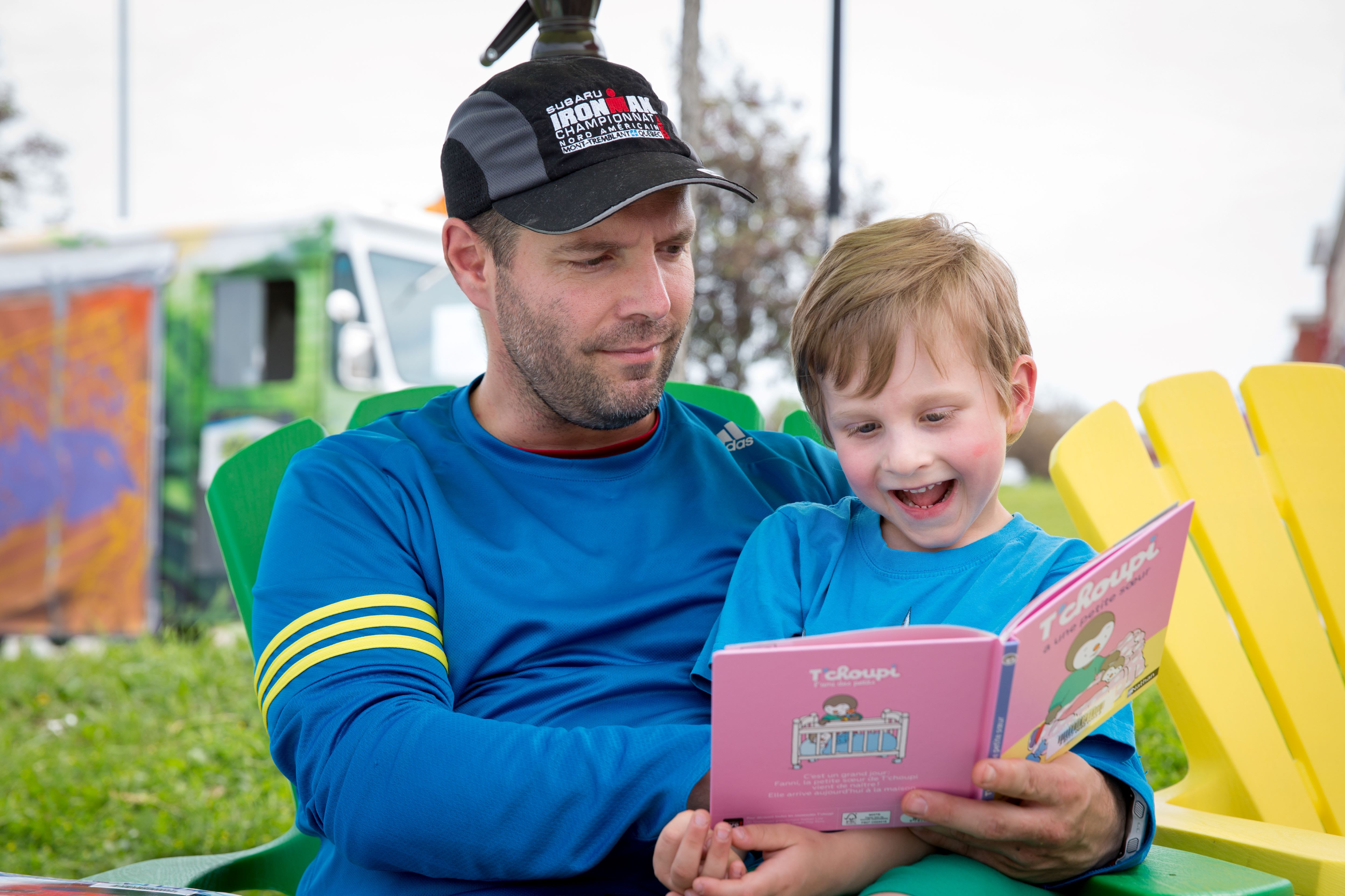 Adulte et enfant qui lisent un livre