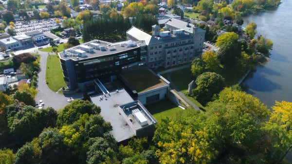 Cégep Gérald-Godin Cégep Gérald-Godin dans l'arrondissement de L'Île-Bizard ̶ Sainte-Geneviève.