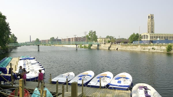 Canal Lachine dans l'arrondissement du Sud-Ouest. Canal Lachine dans l'arrondissement du Sud-Ouest.