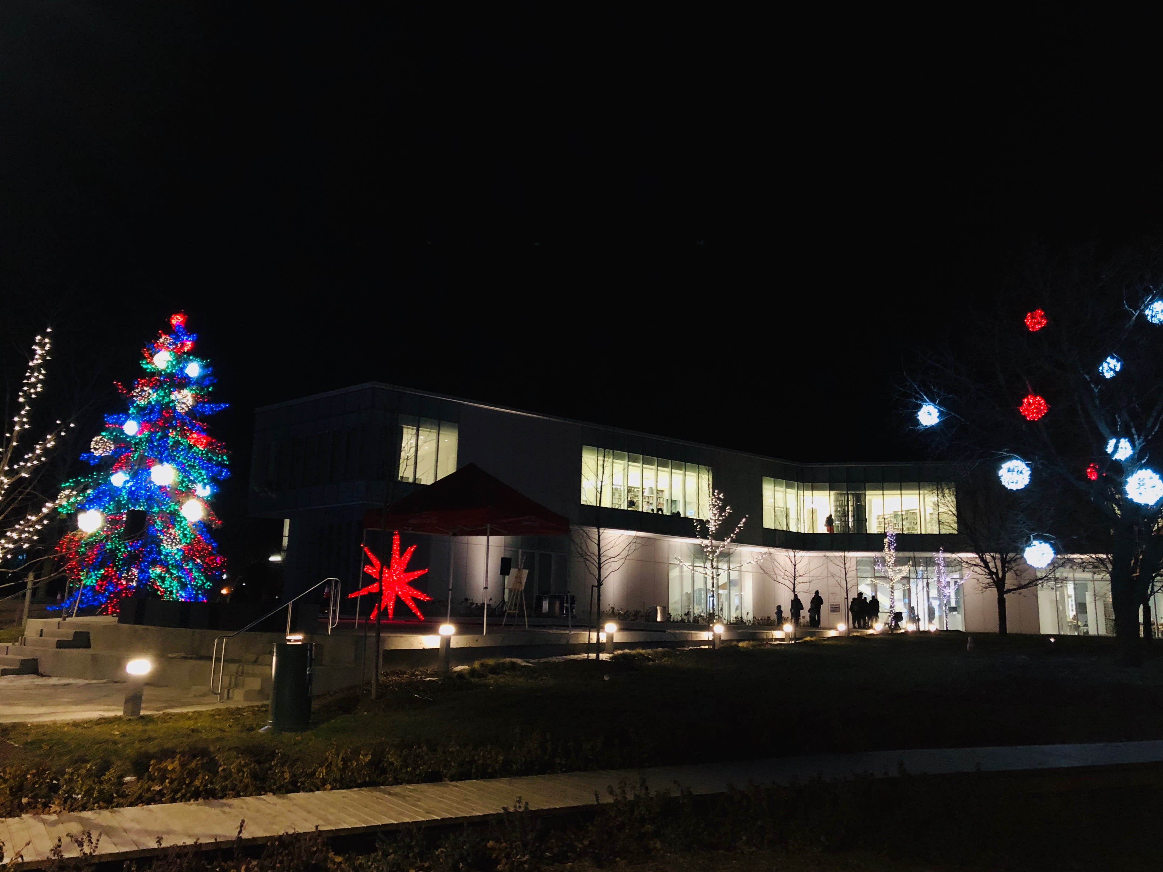 La bibliothèque de Pierrefonds illuminée dans l'arrondissement de Pierrefonds-Roxboro Bibliothèque de Pierrefonds illuminée
