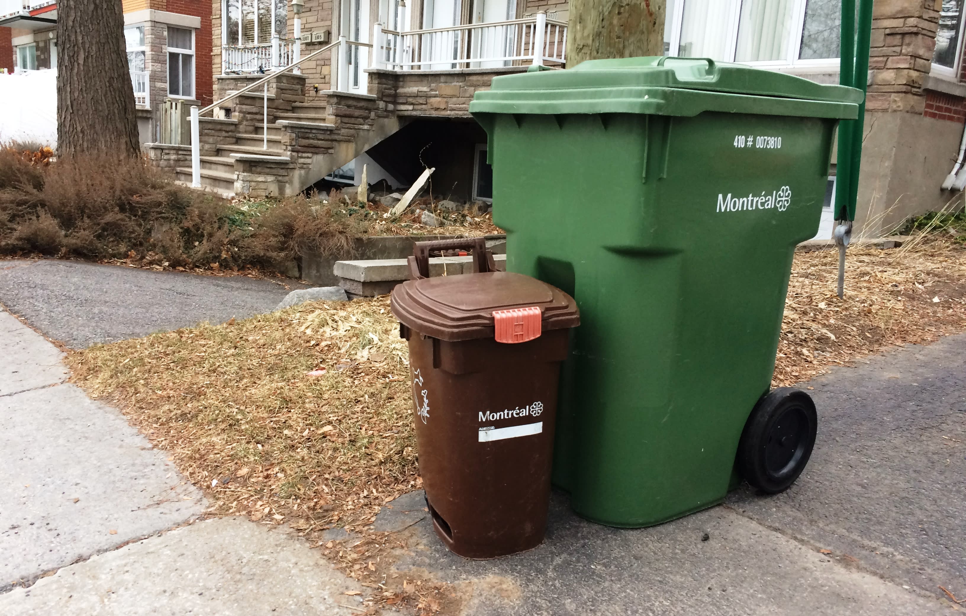 Report des collectes pendant la période des Fêtes Bacs variés placés en bordure de rue.