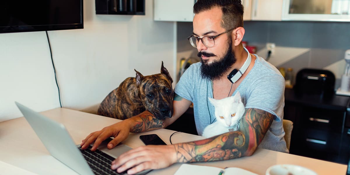 Un homme avec un chien et un chat
